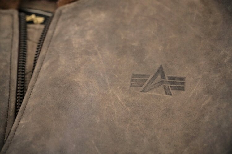 Кожаная куртка-бомбер Alpha Industries MA-1 Leather Flight Jacket (Brown)